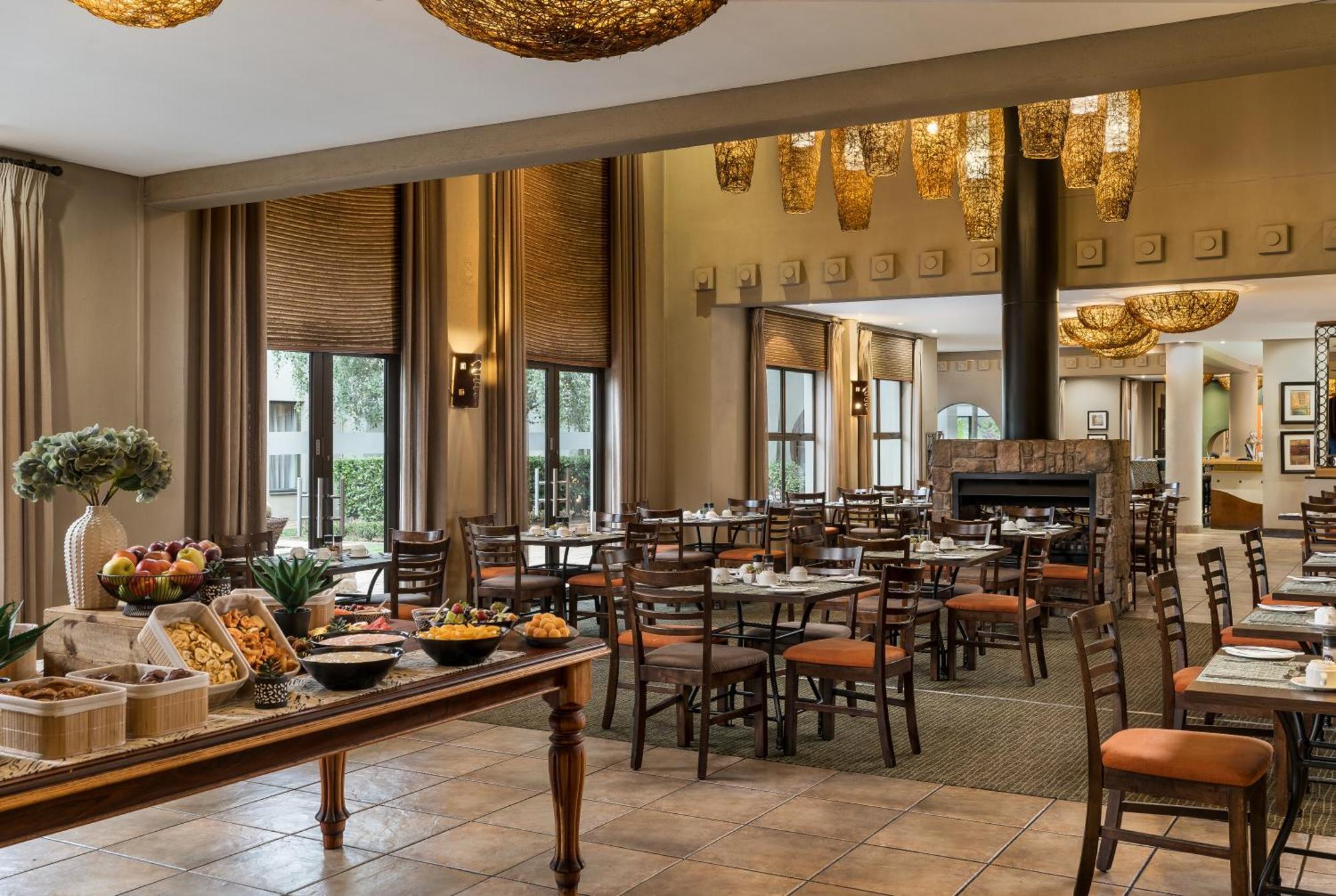 Protea Hotel By Marriott Bloemfontein Willow Lake Exterior photo