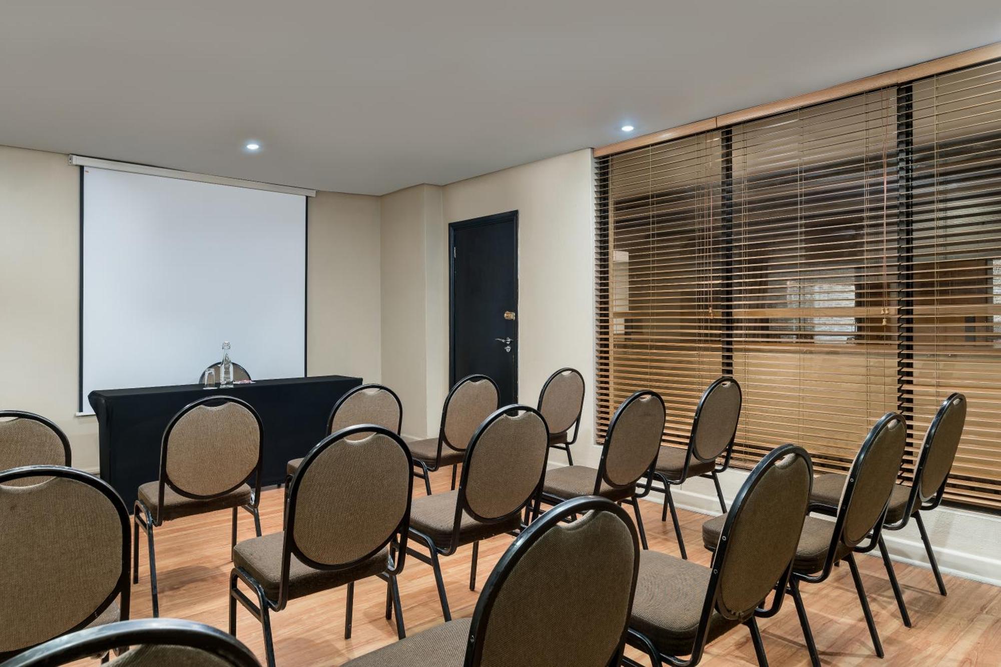 Protea Hotel By Marriott Bloemfontein Willow Lake Exterior photo